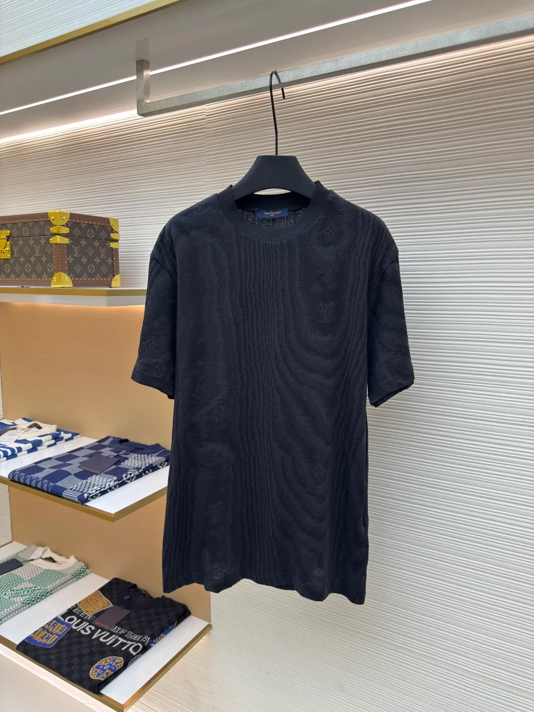 LOUIS VUITTON textured jacquard short-sleeved T-shirt ●Authentic product: purchased and developed by 9245 ●Item number: 1680360-A55 ●Fabric: pure cotton fabric ●Technology: jacquard production ●Version: fitted version ●Weight: about 190 grams ●Size: S-M-L-XL ●Description: Made of custom-made jacquard cotton knitted fabric, 100% cotton imported yarn, fully decorated with LV The Moire pattern is integrated into the LV letter Monogram flowers, and the entire frame is decorated with LV letter logo jacquard. The jacquard is integrated with the fabric, and the iconic ribbed neckline is custom-woven, truly achieving 1:1 copy. The overall wiring is straight and delicate, the fabric is comfortable and soft, and the color is consistent without color difference. It can be matched with the same style to create a fashionable look and control various occasions. Customized accessories, complete with three standards, same style for men and women!